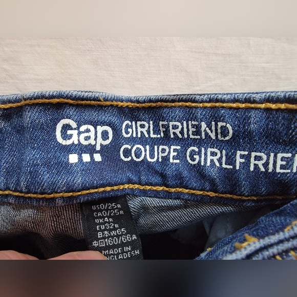GAP girlfriend distressed jeans 0/25R equivalent XS per size chart great shape. - Picture 4 of 5
